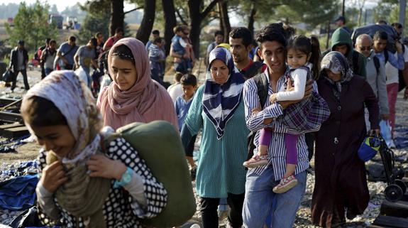 Refugiados cruzan la frontera de Macedonia con Grecia. 