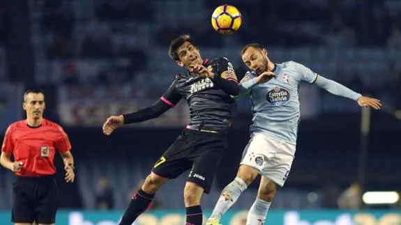 El centrocampista chileno del Celta de Vigo Marcelo Díaz (d) pugna por un balón con Gerard Moreno