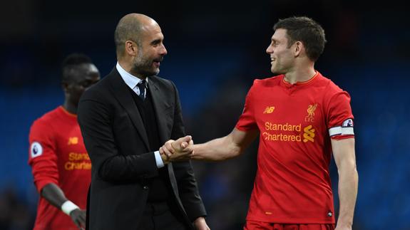 Guardiola saluda a Milner tras el partido. 