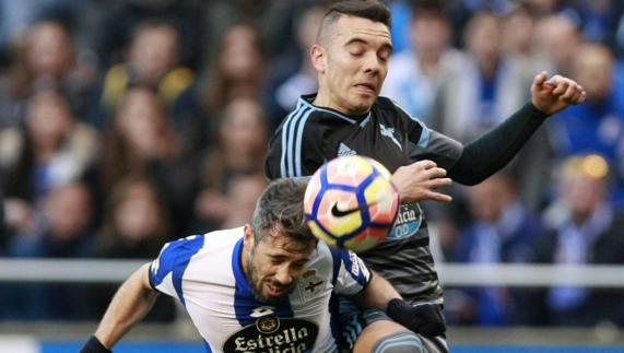 Iago Aspas disputa un balón. 