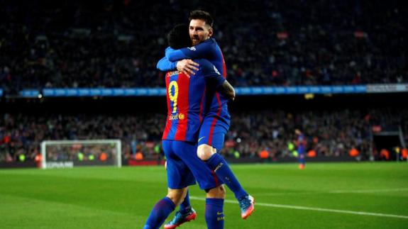 Suárez y Messi celebran un gol. 