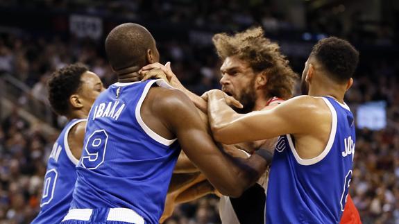 Ibaka y Lopez, expulsados tras enfrascarse en una pelea.