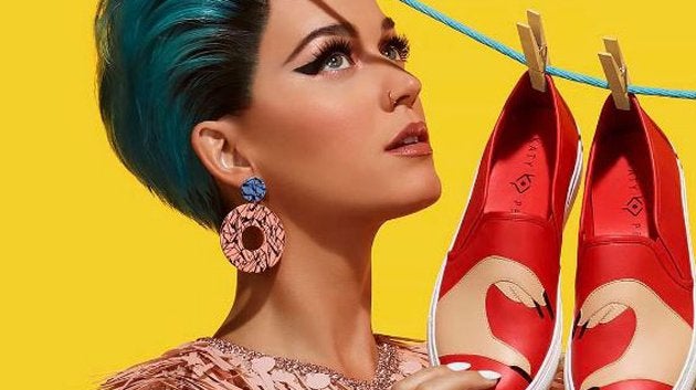 Katy Perry diseña zapatos.