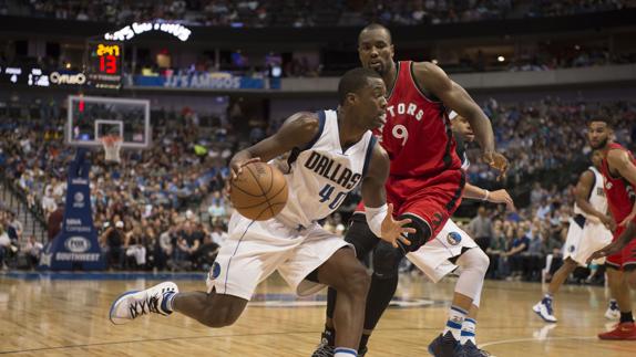 Ibaka, defendiendo a Harrison Barnes.