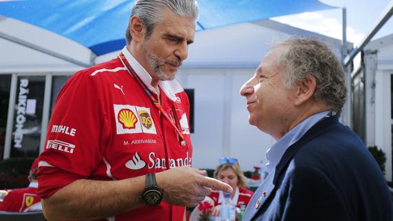 Todt (d) habla con Maurizio Arrivabene. 