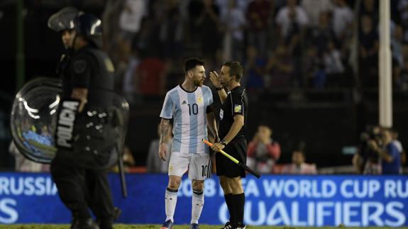 Leo Messi protesta al asistente. 