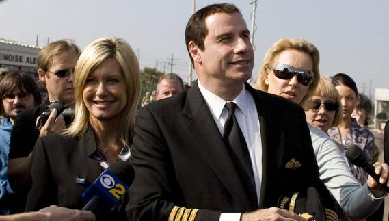 Travolta (d) y Newton-John, en octubre de 2008. 