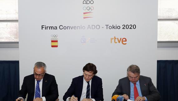 Blanco (i), Lete y Sánchez firman el Programa ADO para Tokio 2020. 