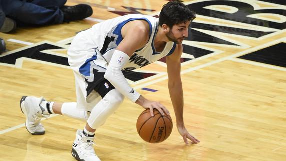 Ricky Rubio controla un balón. 