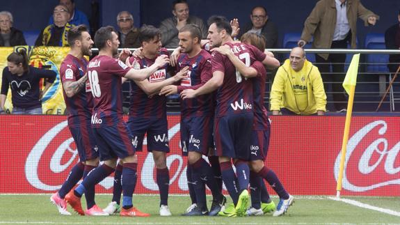 Los futbolistas del Eibar celebran un gol al Villarreal.