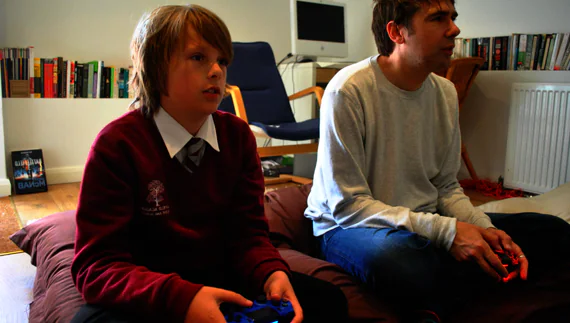 Keith Stuart juega al Minecraft junto a su hijo Zac, afectado por un Trastorno del Espectro Autista. Él es quien ha inspirado el protagonista del libro ‘El niño que quería construir su mundo’, publicado por Alianza Editorial .