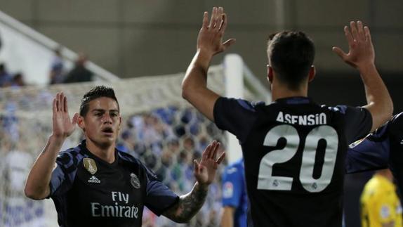 Marco Asensio, de espaldas, celebra el gol de James en Butarque. 