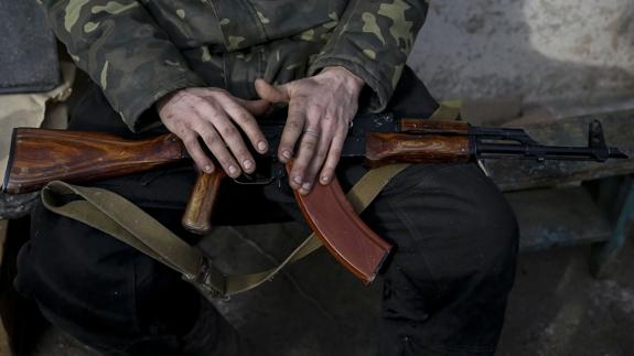 Un soldado ucraniano con su AK-47. 
