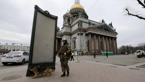 Un agente de policía en San Petersburgo.