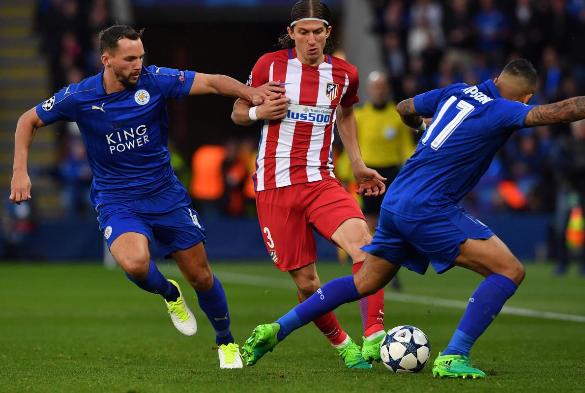 Filipe Luis intenta controlar el balón. 