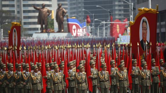 Desfile de soldados norcoreanos.