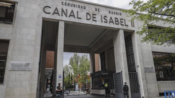 Agentes de la Guardia Civil ante la sede de Canal de Isabel II. 