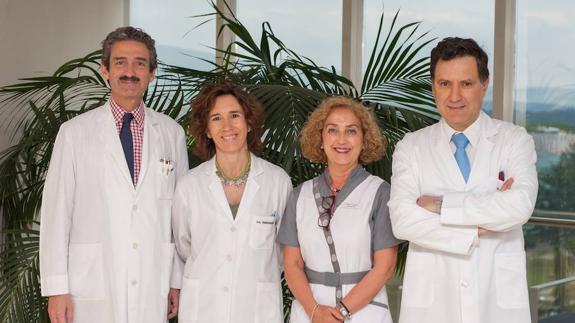 Equipo inmunoterapia en hepatocarcinoma. De i. a d.: Dr. Bruno Sangro, Dra. Mercedes Iñarrairaegui, enfermera Carmen Fuertes y Dr. Ignacio Melero.
