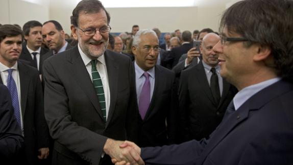 Rajoy estrecha la mano de Puigdemont.
