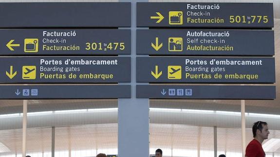 Carteles en tres idiomas en el aeropuerto de Barcelona.