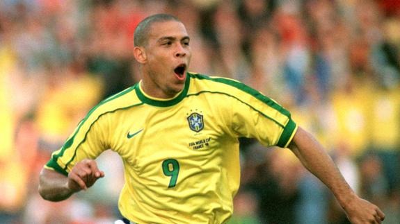 Ronaldo Nazario celebra un gol en el Mundial de Francia. 