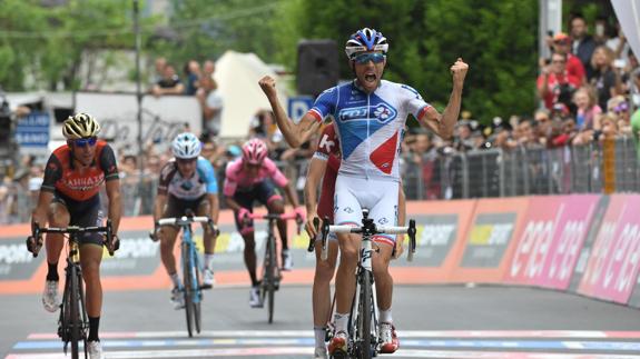 Thibaut Pinot festeja su triunfo. 