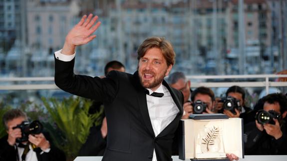 El cineasta sueco Ruben Ostlund celebra la Palma de oro por 'The Square'.