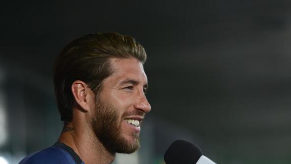 Sergio Ramos atiende a los periodistas en el día de puertas abiertas en Valdebebas. 