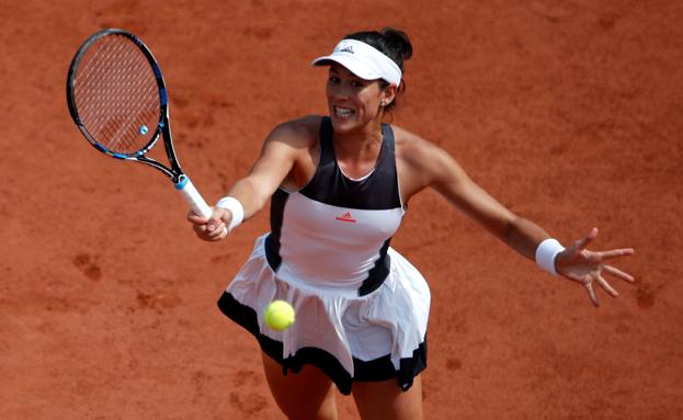 Muguruza golpea la bola en Roland Garros. 