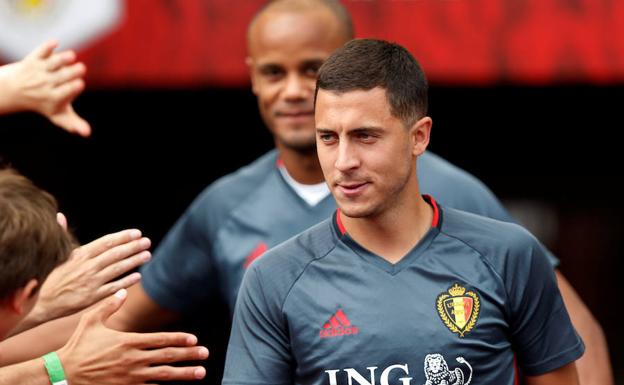 Hazard, con Kompany en segundo plano. 