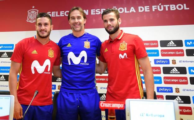 Nacho (d), junto a Koke y Julen Lopetegui. 