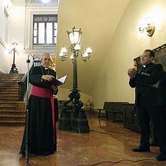Monseñor Carlos Osoro, ayer en el Palacio Arzobispal durante su despedida de los fieles valencianos. :: txema rodríguez