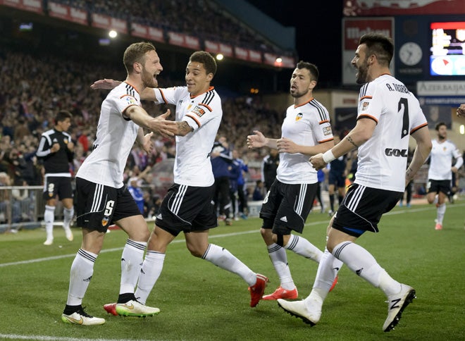 Mustafi celebra, junto con Rodrigo, Javi Fuego y Negredo, el tanto marcado en el Vicente Calderón.