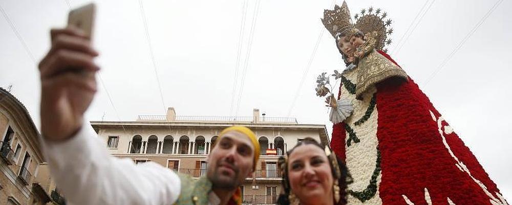 Dos falleros se hacen un selfie EFE