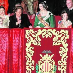 La alcaldesa de Valencia, Rita Barberá, junto a la fallera mayor, Estefanía López, en la Crida. :: j. j. monzó