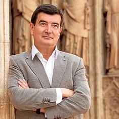 Giner, en la puerta de los Apóstoles de la Seo.