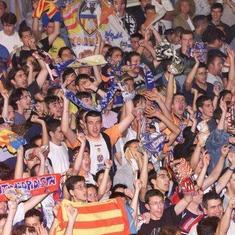 Los aficionados del Valencia se echaron a la calle para celebrar aquel triunfo. :: j. p.
