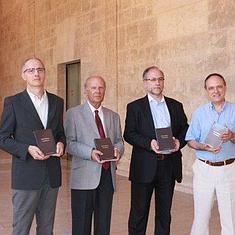 Representantes de la Avl y el impulsor de libro de oraciones, antes de la presentación. :: LP