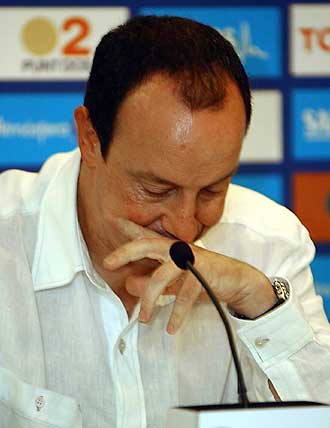 Rafa Benítez se despide entre lágrimas del Valencia en junio de 2004.
