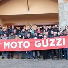 Parte de los asistentes a la concentración posan junto a la Guzzi Bandera. :: C. P.