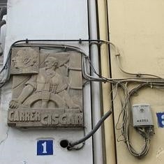 Cables, luces y aparatos de aire acondicionado tapan placas de la República en Valencia