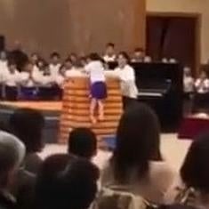 Los ánimos de sus compañeros hicieron que este niño se superara