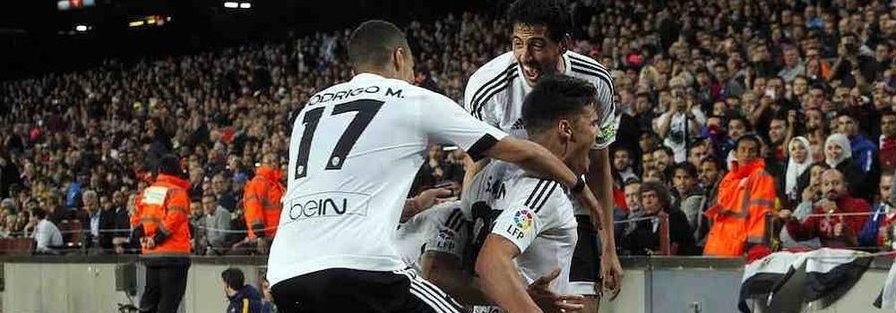 Los jugadores del Valencia celebran el gol de Santi Mina.