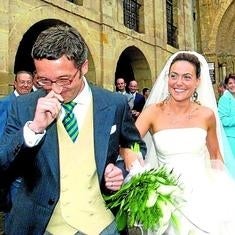 A su boda en Santillana del Mar no acudieron peces gordos. :: AFP
