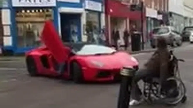 El hombre con silla de ruedas que bloquea un Lamborghini | Las Provincias