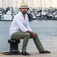 El actor, un apasionado del mar, en el puerto de Valencia.