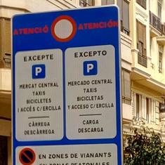 Señal de tráfico en la avenida María Cristina.