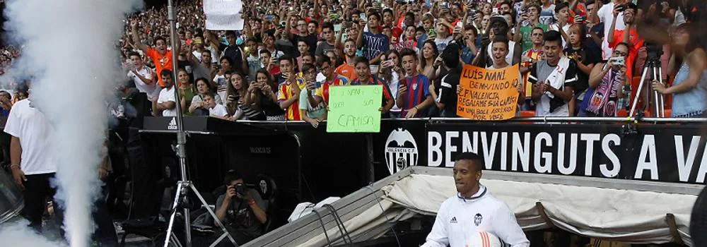 Luis Nani durante su salida al campo de Mestalla.