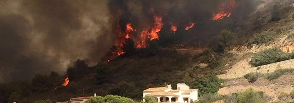 Medios aéreos trabajando sobre la zona del incendio.