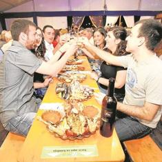 Comensales disfrutando de las especialidades que ofrece MarisGalicia.